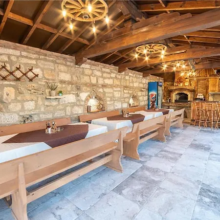 Smokinite 2 - Pool And Bbq Near The